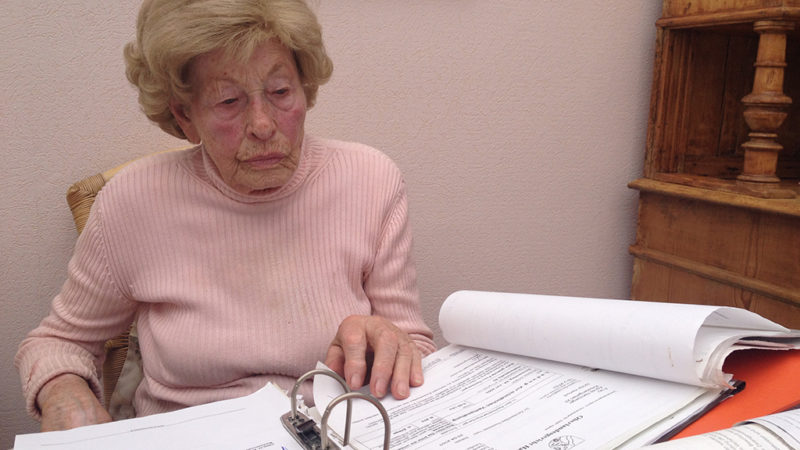 Muss Oma Agnes raus aus ihrem Haus? (Foto: SAT.1 NRW)