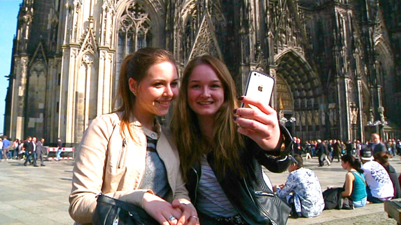 Selfie vorm Dom könnte teuer werden (Foto: SAT.1 NRW)