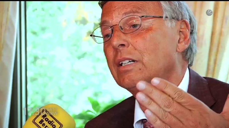 Wolfgang Bosbach (CDU) tritt ein bisschen zurück (Foto: SAT.1 NRW)