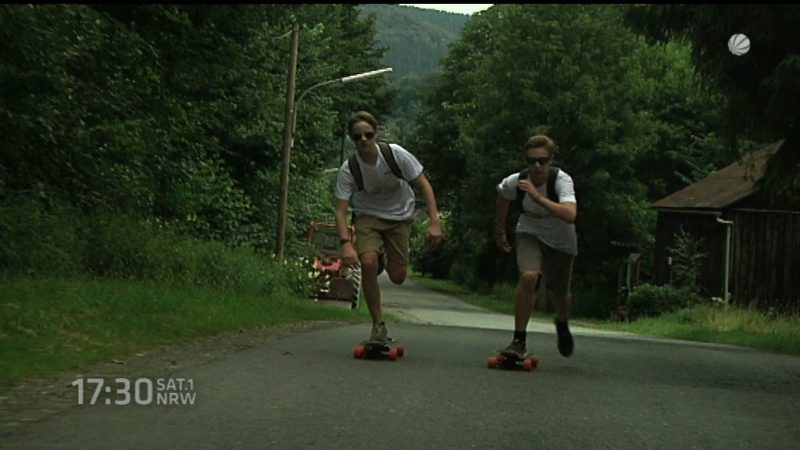 Spendenfahrt mit Longboards (Foto: SAT.1 NRW)
