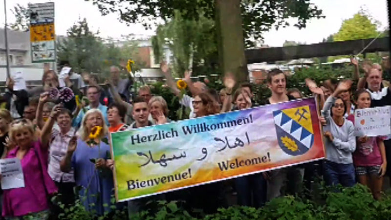 Rührende Begrüßung für Flüchtlinge (Foto: SAT.1 NRW/facebook)