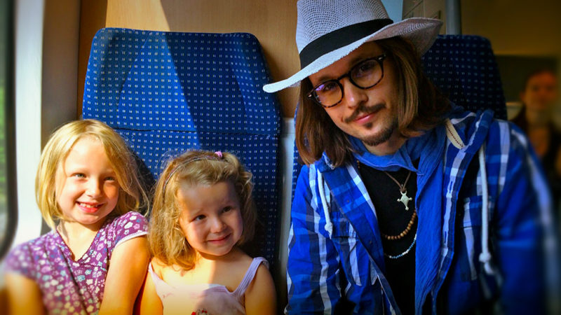 Johnny Depp und Angelina Jolie im Zug (Foto: SAT.1 NRW)