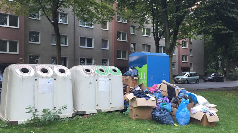 Kleiderspenden für Flüchtlinge entsorgt (Foto: Der Westen/Gregor Herberhold)