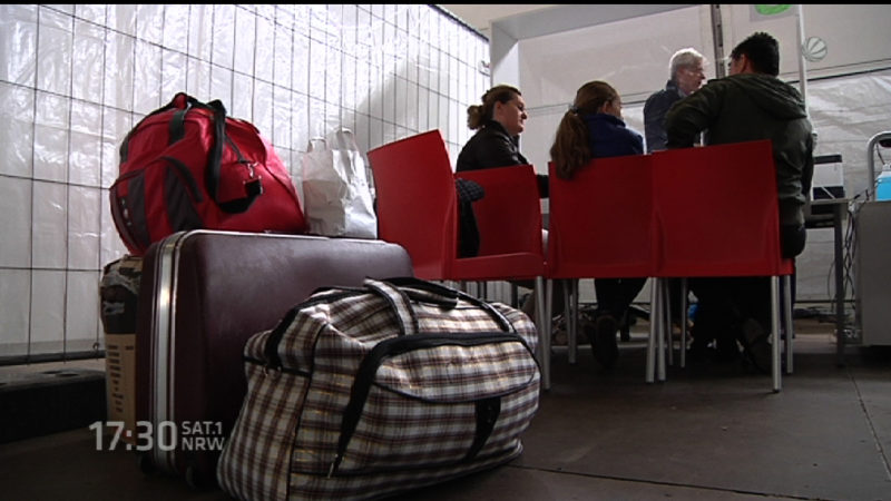 Flüchtlinge kommen in Köln an (Foto: SAT.1 NRW)
