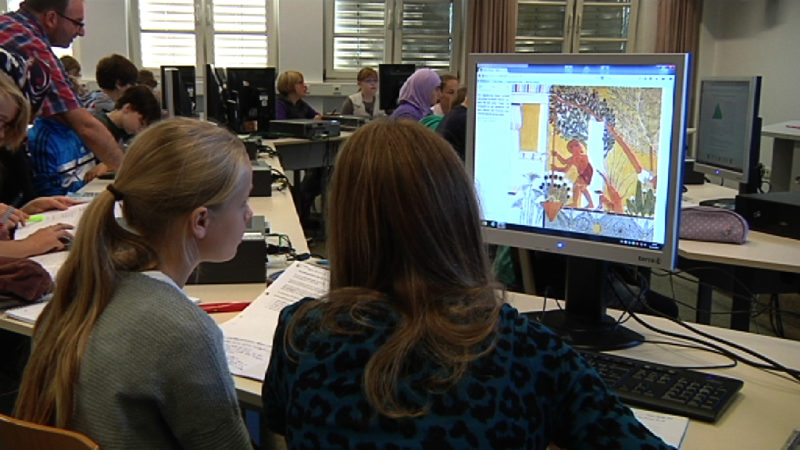 Lernen mit dem „mBook“ (Foto: SAT.1 NRW)