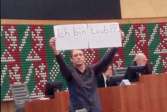 Peinliche Panne im Landtag! (Foto: facebook.com/ina.scharrenbach)