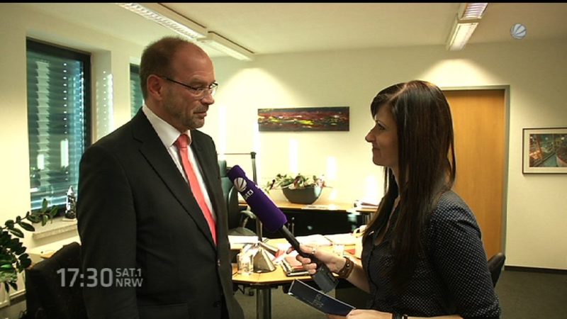 Interview mit dem NRW-Integrationsminister (Foto: SAT.1 NRW)