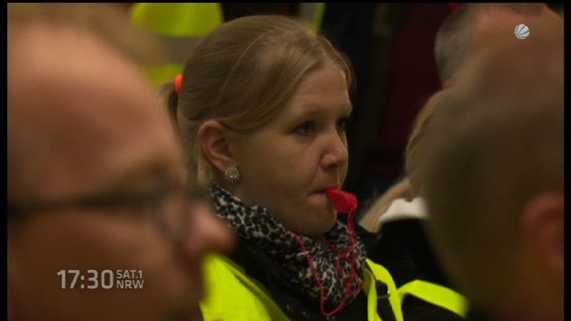 "real"-Mitarbeiter demonstrieren (Foto: SAT.1 NRW)