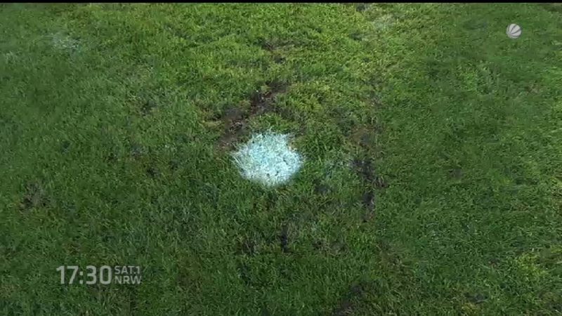 Fußballprofi bekommt Rechnung für kaputten Elfmeterpunkt (Foto: SAT.1 NRW)