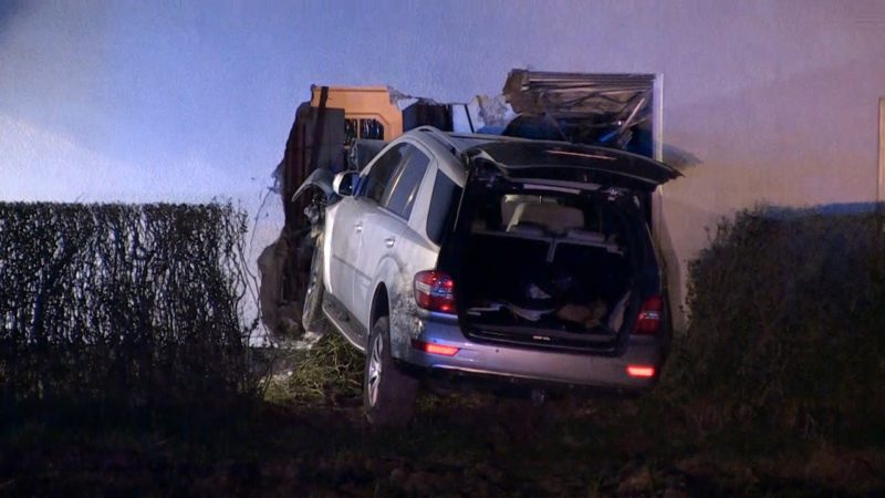 Auto kracht in Köln in ein Haus (Foto: NonStop News)