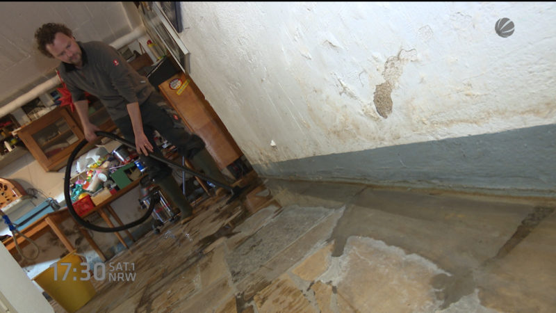 Ein Haus steht ständig unter Wasser (Foto: SAT.1 NRW)