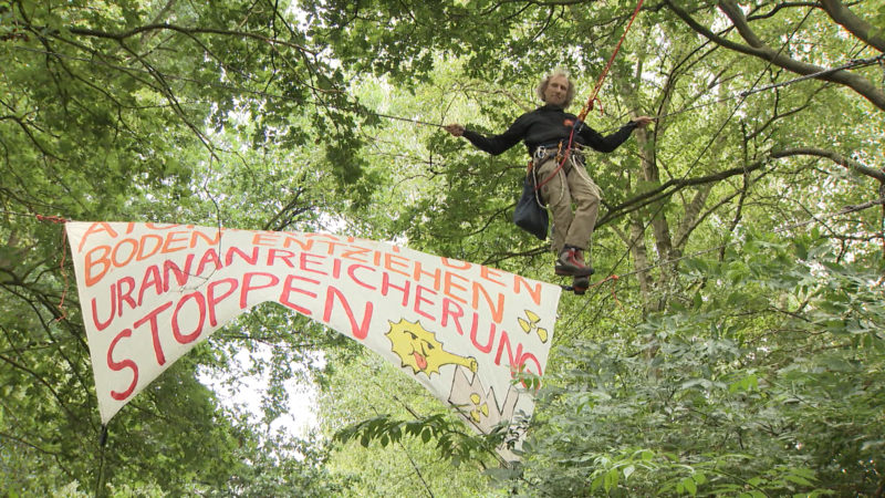 Atomkraft-Gegner hängen rum (Foto: SAT.1 NRW)