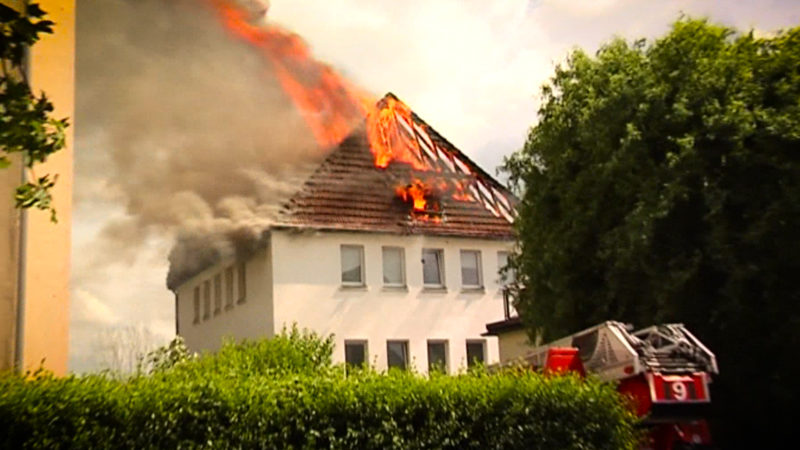 Dachstuhl in Flammen (Foto: SAT.1 NRW)
