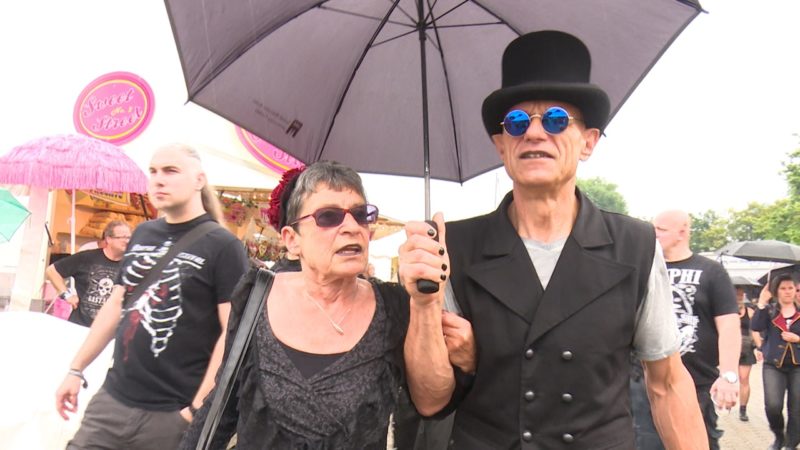 Mit 70 auf's Gothic-Festival (Foto: SAT.1 NRW)