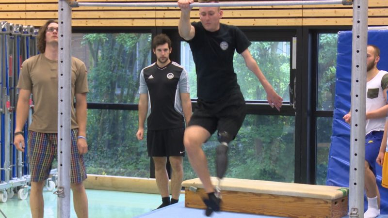 Sportprüfung mit nur einem Bein (Foto: SAT.1 NRW)