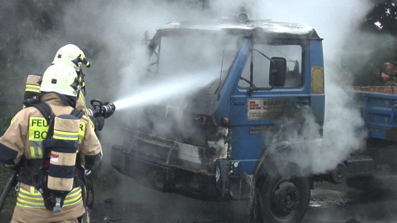 Laster geht in Flammen auf (Foto: SAT.1 NRW)