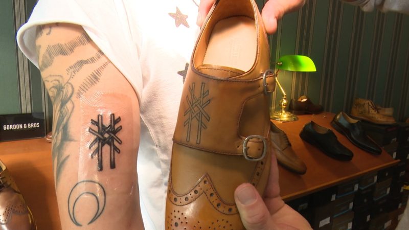 Tätowierte Schuhe (Foto: SAT.1 NRW)