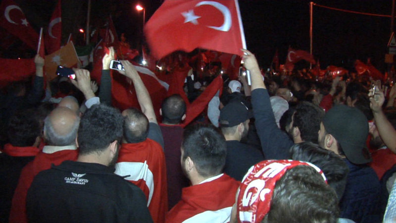 Polizeimaßnahmen bei Pro-Erdogan Demo (Foto: SAT.1 NRW)