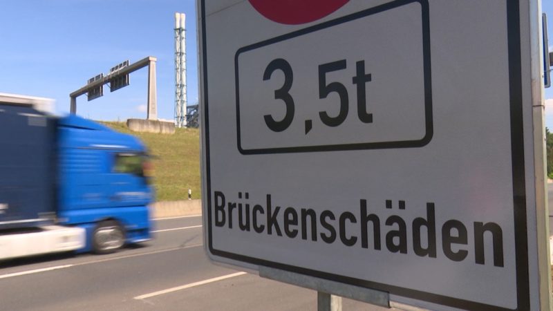 Schranke für LKW auf Rheinbrücke (Foto: SAT.1 NRW)