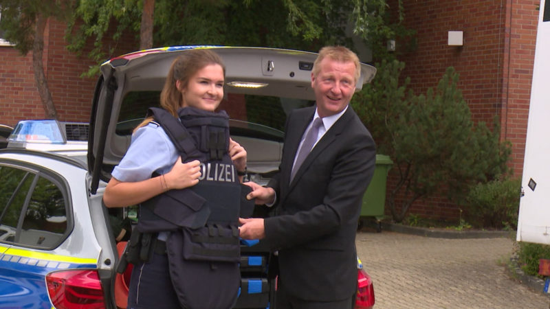 Neue Schutzwesten für NRWs Polizei (Foto: SAT.1 NRW)