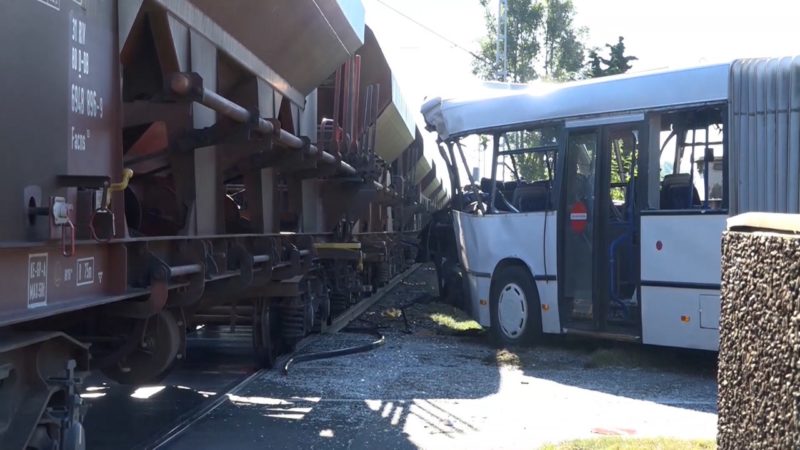 Güterzug rast in Bus (Foto: SAT.1 NRW)