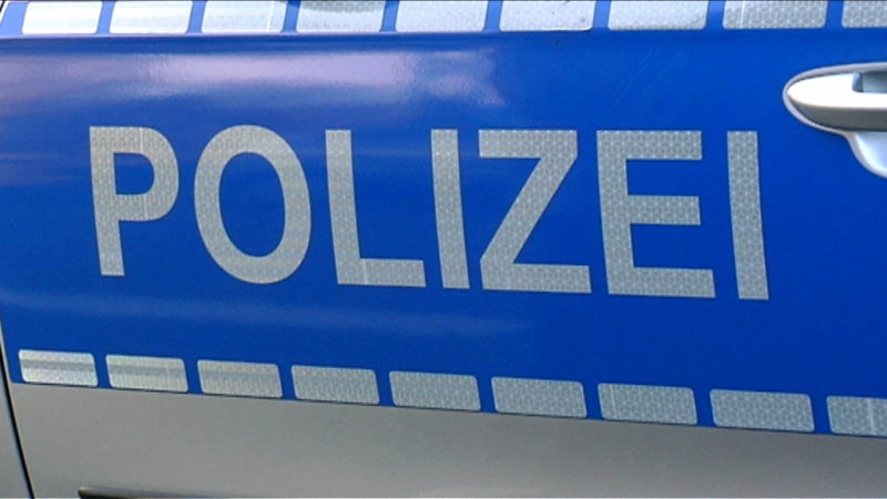 Polizei verteilt Ostereier (Foto: SAT.1 NRW)