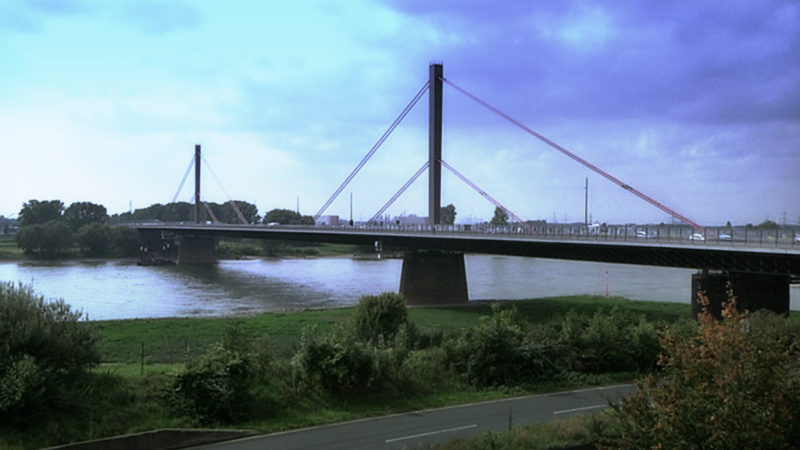 Digitale Tafeln auf Rheinbrücke (Foto: SAT.1 NRW)