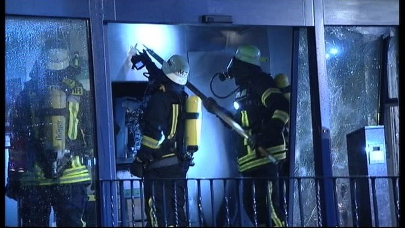 Diebe verbrennen Geldautomaten (Foto: SAT.1 NRW)