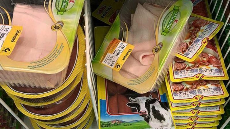 Krank: Rechte machen Halal-Challenge (Foto: Facebook)