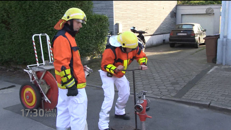 Sanitäter müssen Feuerwehrarbeiten machen (Foto: SAT.1 NRW)
