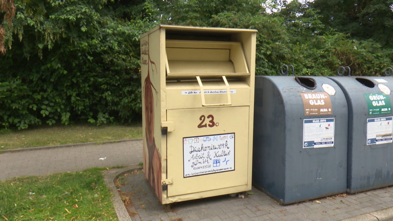 Mann stirbt in Altkleidercontainer (Foto: SAT.1 NRW)