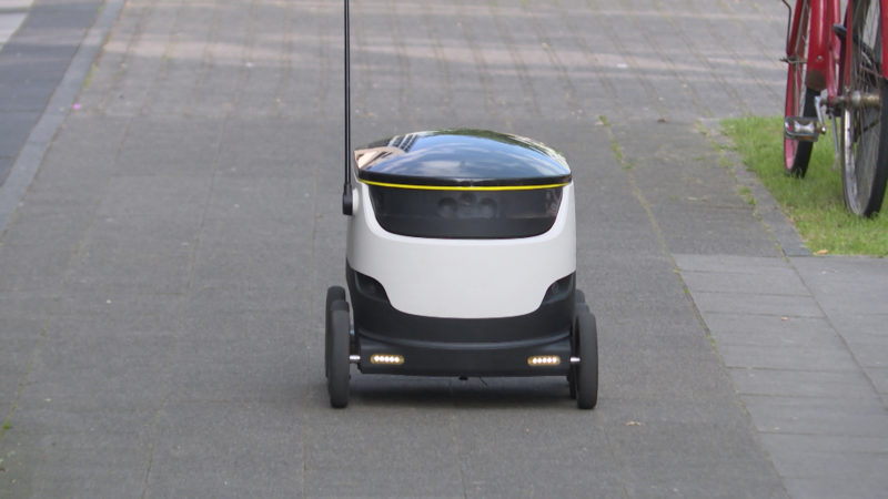 Roboter liefert für Mediamarkt (Foto: SAT.1 NRW)
