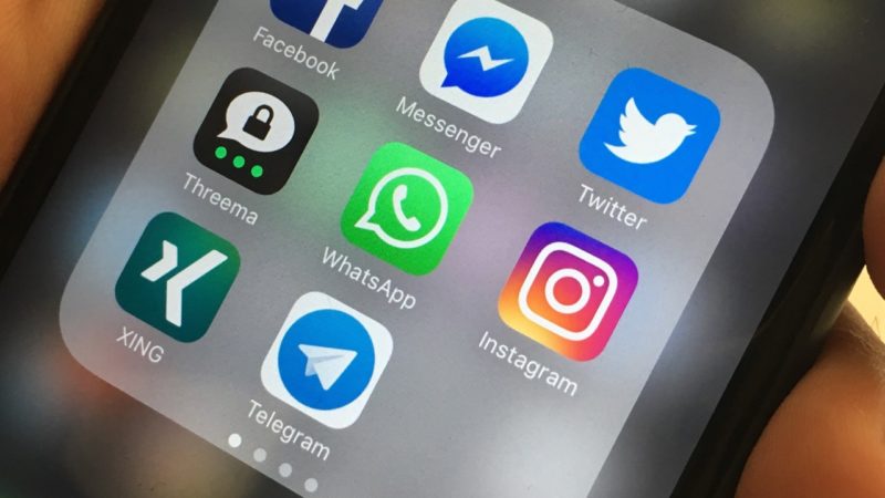 WhatsApp als Buch (Foto: SAT.1 NRW)