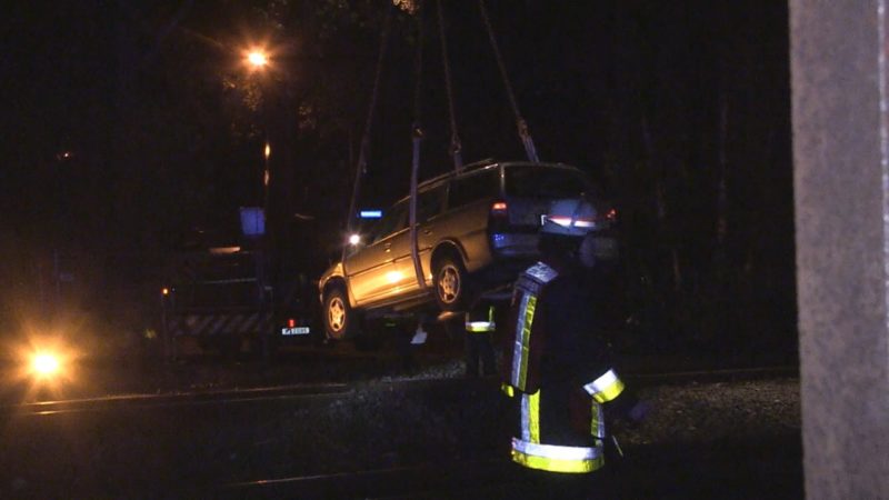 Unfall: Fahrer lässt Frau im Auto (Foto: NRW Lokal)