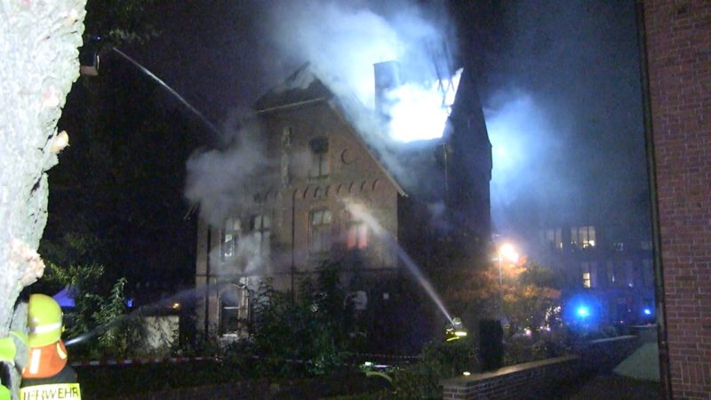 Pfarrhaus komplett abgebrannt (Foto: SAT.1 NRW)