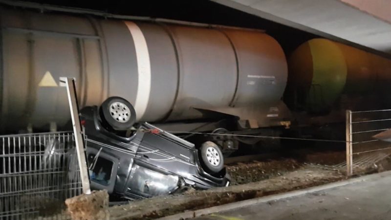 Zug rammt Auto (Foto: SAT.1 NRW)