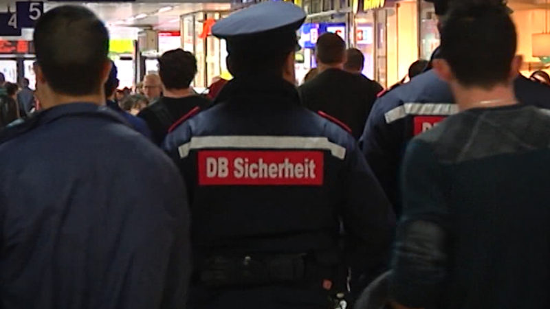 Vorwurf: DB-Mitarbeiter verprügelt Fahrgast (Foto: SAT.1 NRW)