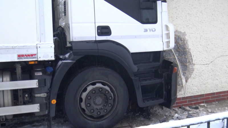 LKW in Hauswand (Foto: NRW Lokal)