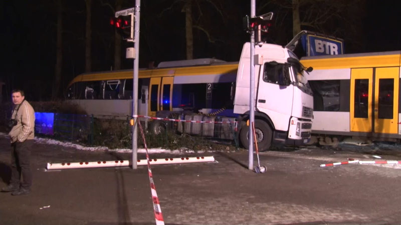 Zug rammt LKW (Foto: Nord West Media TV)