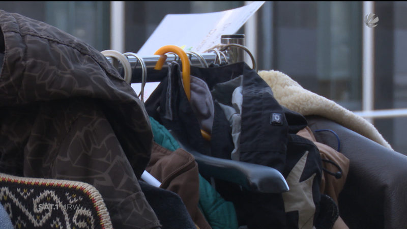 Kleidertauschstange (Foto: SAT.1 NRW)