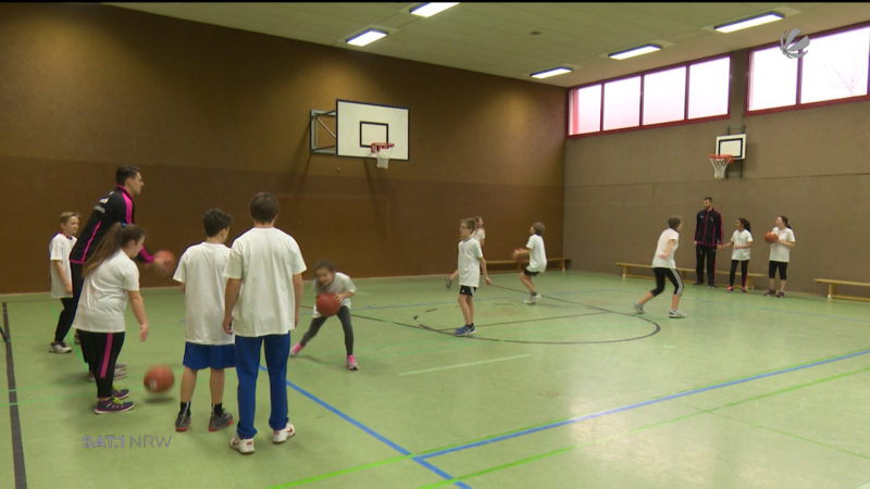 Basketballstars trainieren mit Schülern (Foto: SAT.1 NRW)