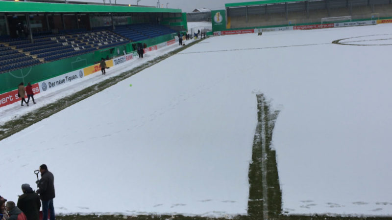 Schnee schippen im Stadion (Foto: SAT.1 NRW)
