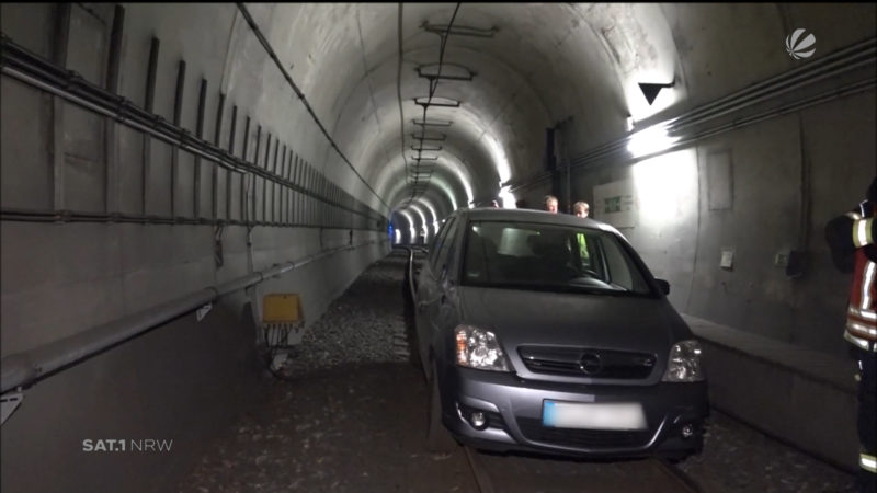 Opel landet in Straßenbahntunnel (Foto: SAT.1 NRW)