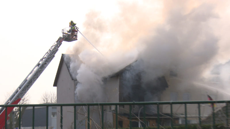 Feuer brennt Doppelhaushälften nieder (Foto: SAT.1 NRW)