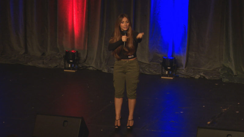 Comedy-Star Enissa Amani mit neuem Bühnenprogramm (Foto: SAT.1 NRW)
