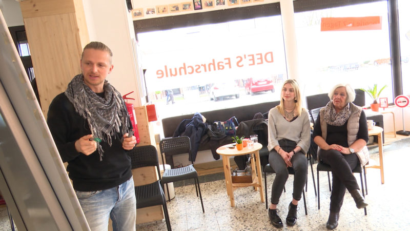 Fahrschule inklusive Oma und Opa (Foto: SAT.1 NRW)