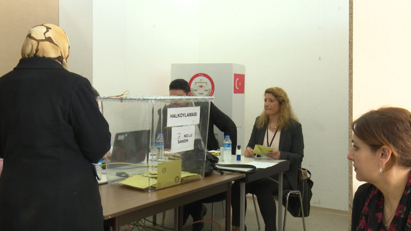 Türken stimmen über Referendum ab (Foto: SAT.1 NRW)