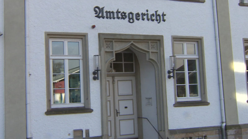 Jugendamtsmitarbeiterin vor Gericht (Foto: SAT.1 NRW)