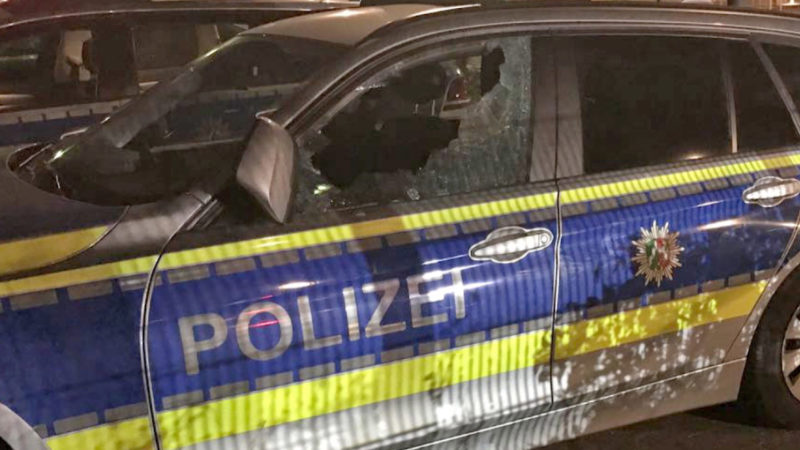 Brutaler Angriff auf die Polizei (Foto: SAT.1 NRW)