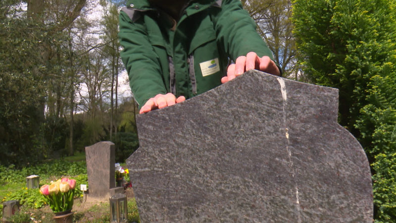 Überprüfung von Grabstätten auf Sicherheit (Foto: SAT.1 NRW)